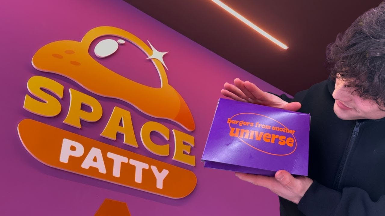 Space Patty hamburger a forma di UFO locale aperto da creator italiani